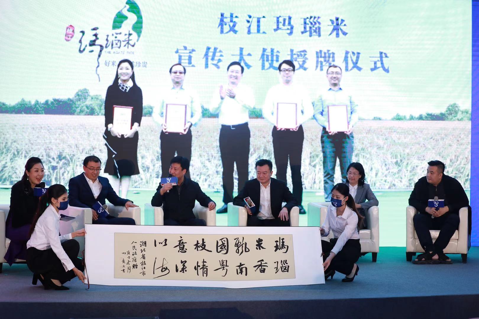 姚迎九  赠送字画 马强摄.jpg
